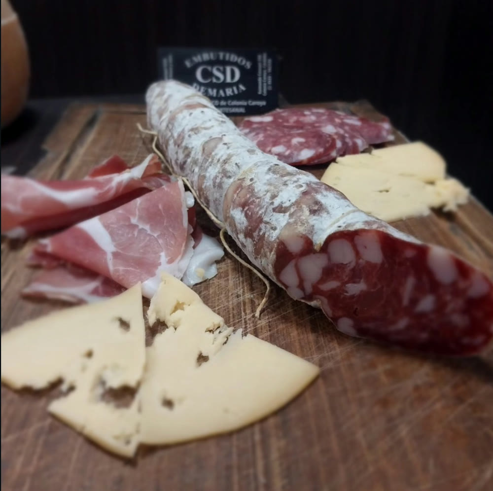 Tabla de salame, jamón crudo y quesos Embutidos Demaria