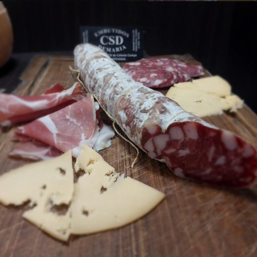 Salame Embutidos Demaria cortado, listo para servir